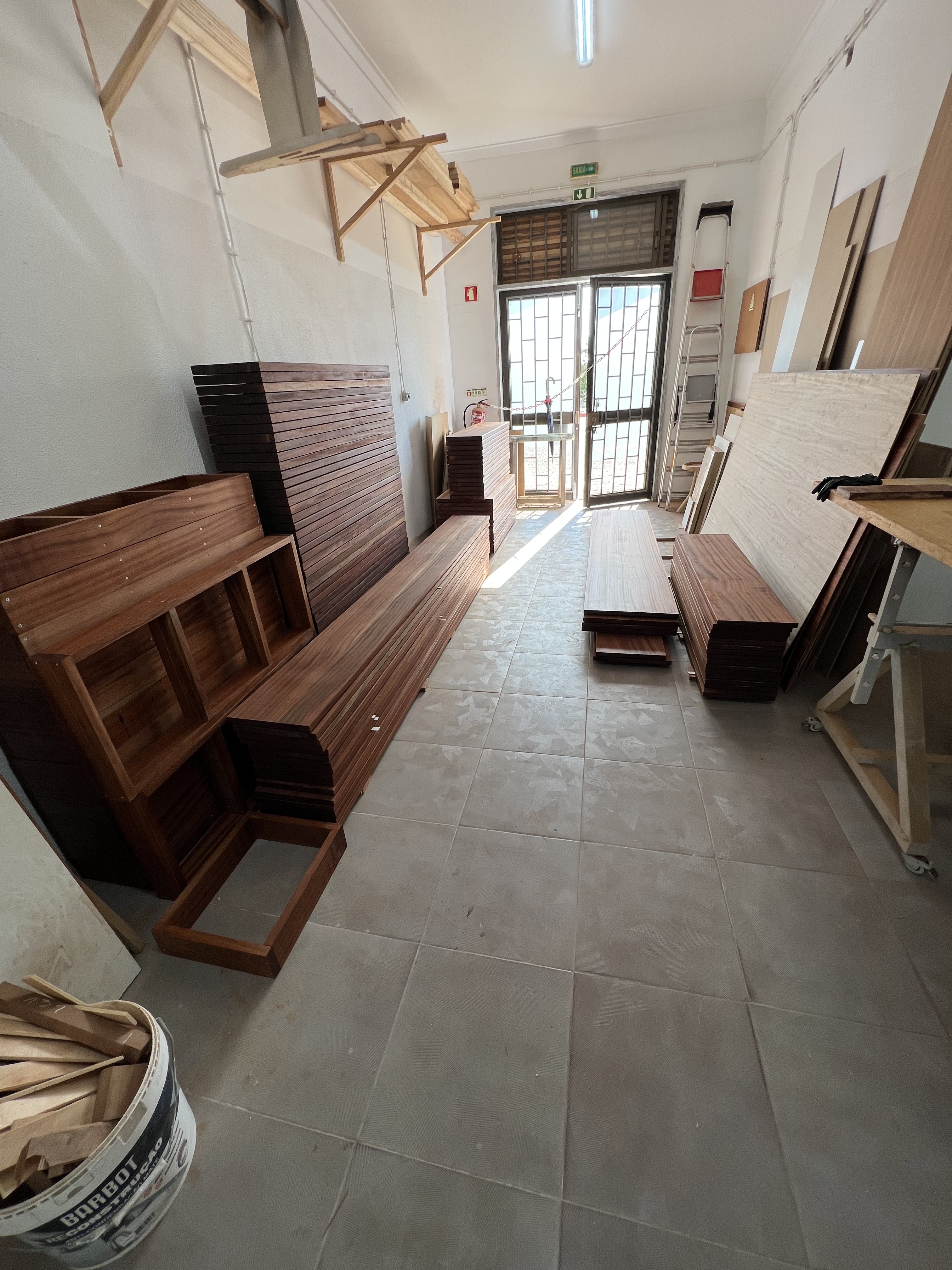 Interior do atelier com peças em madeira