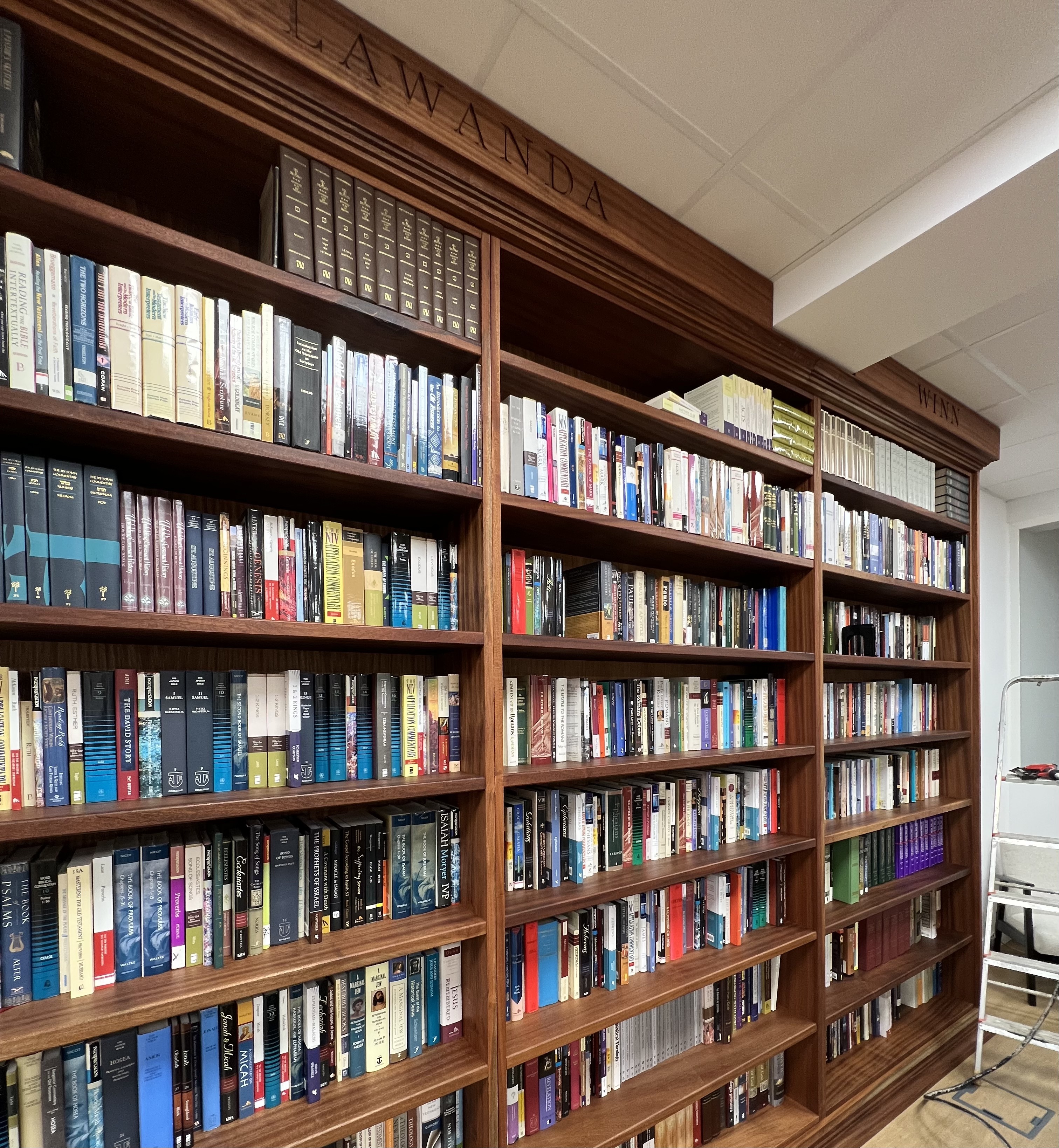 Estante de parede em madeira com livros, Seminário Martin Bucer