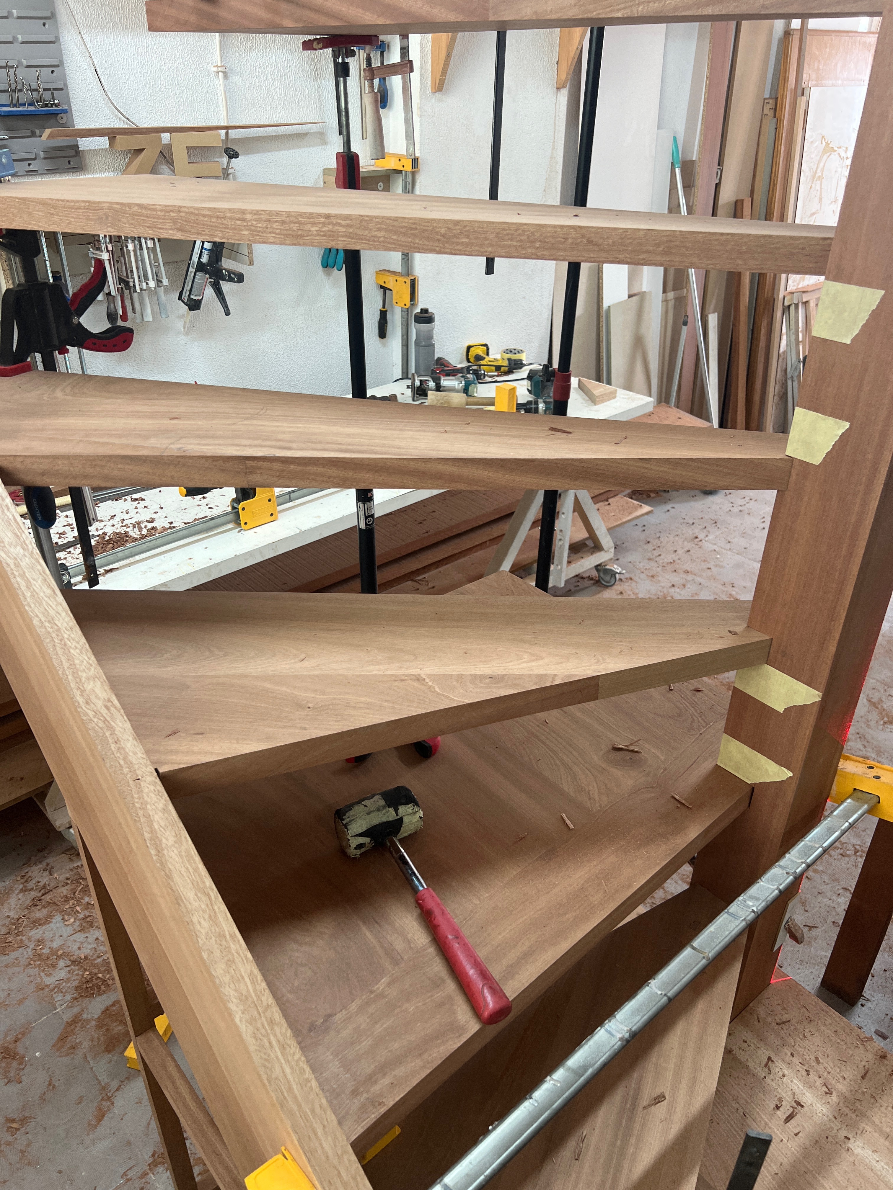 Escada em madeira em produção no atelier