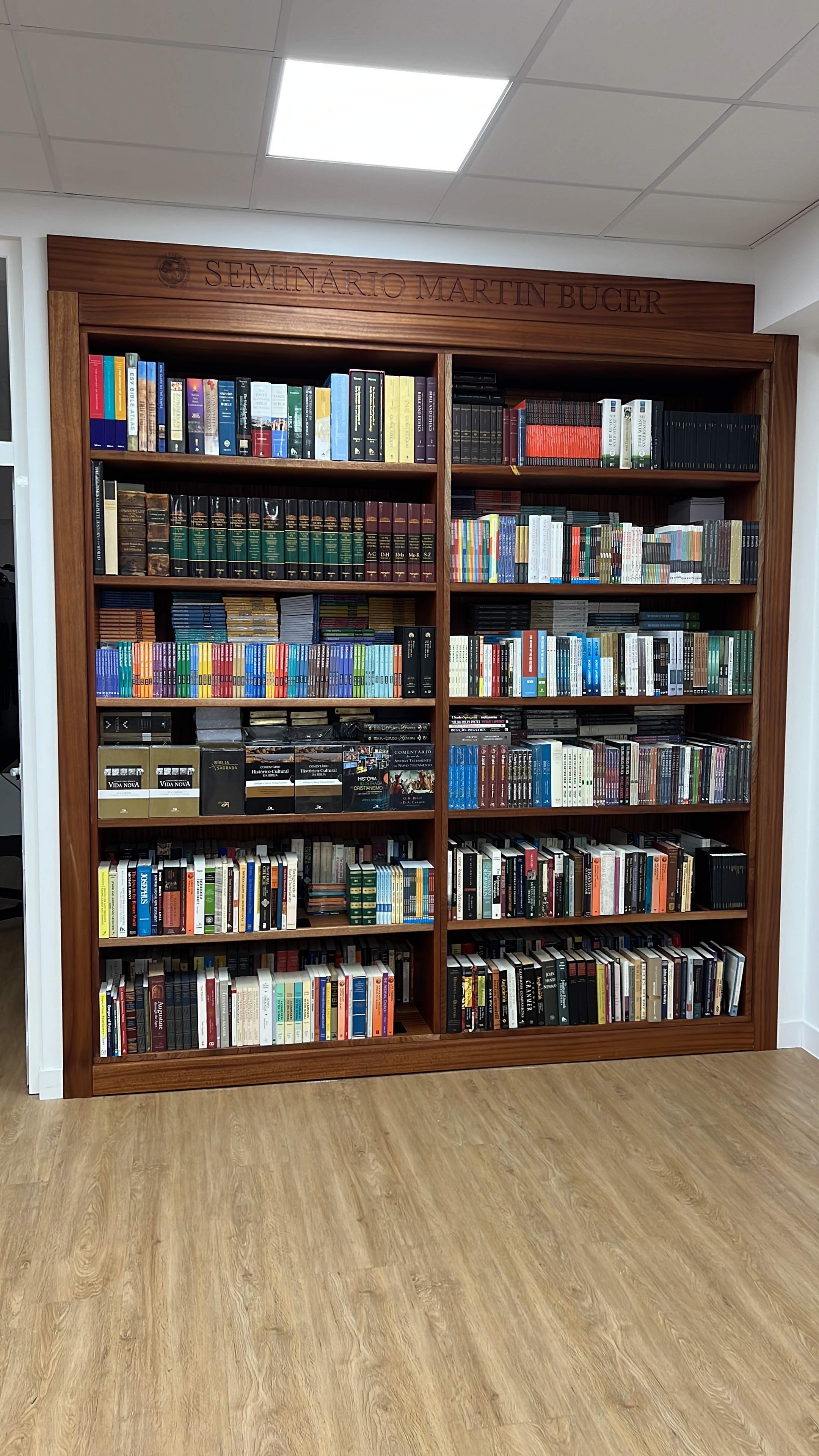 Estante embutida em madeira com livros, Seminário Martin Bucer