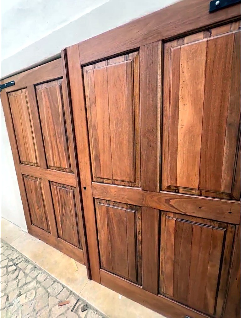 Portas almofadadas em madeira escura