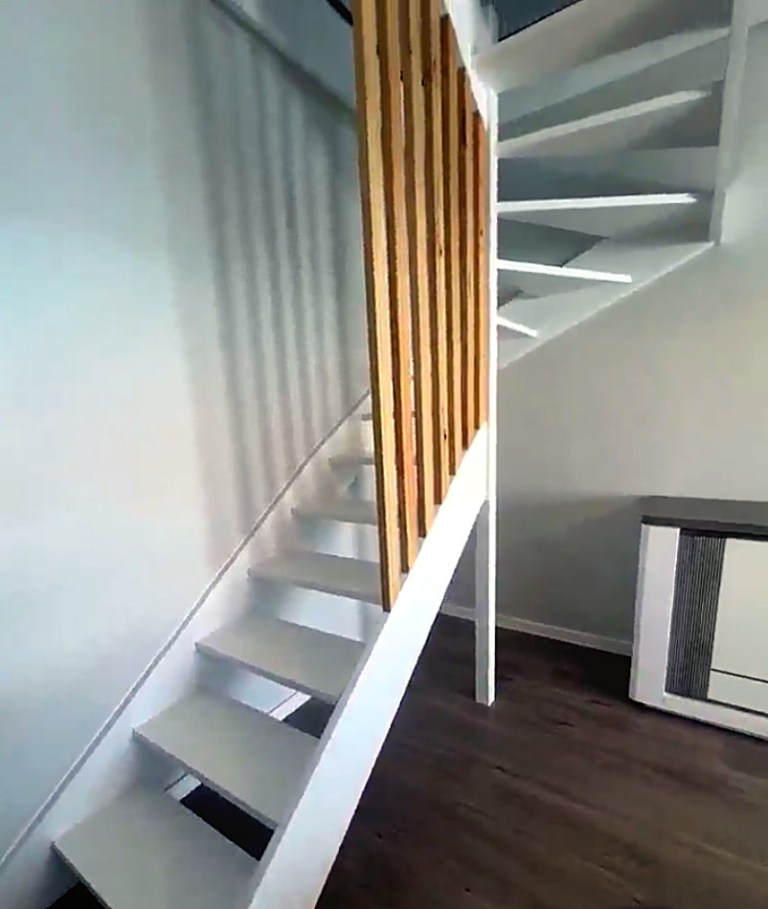 Ripado vertical em madeira junto a escada