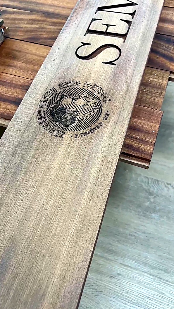 Gravura sobre tábua de madeira