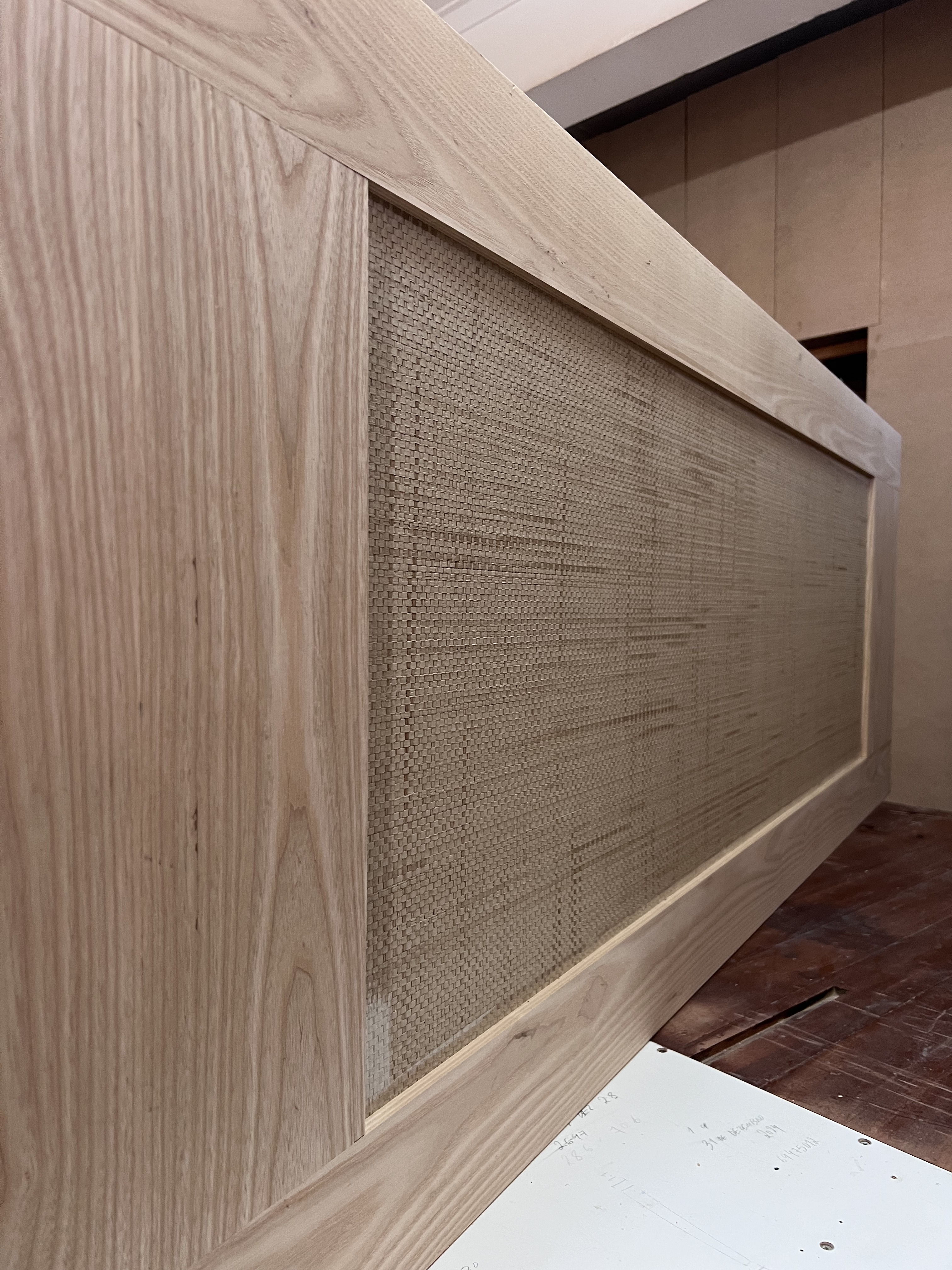 Móvel em madeira com painel de palhinha
